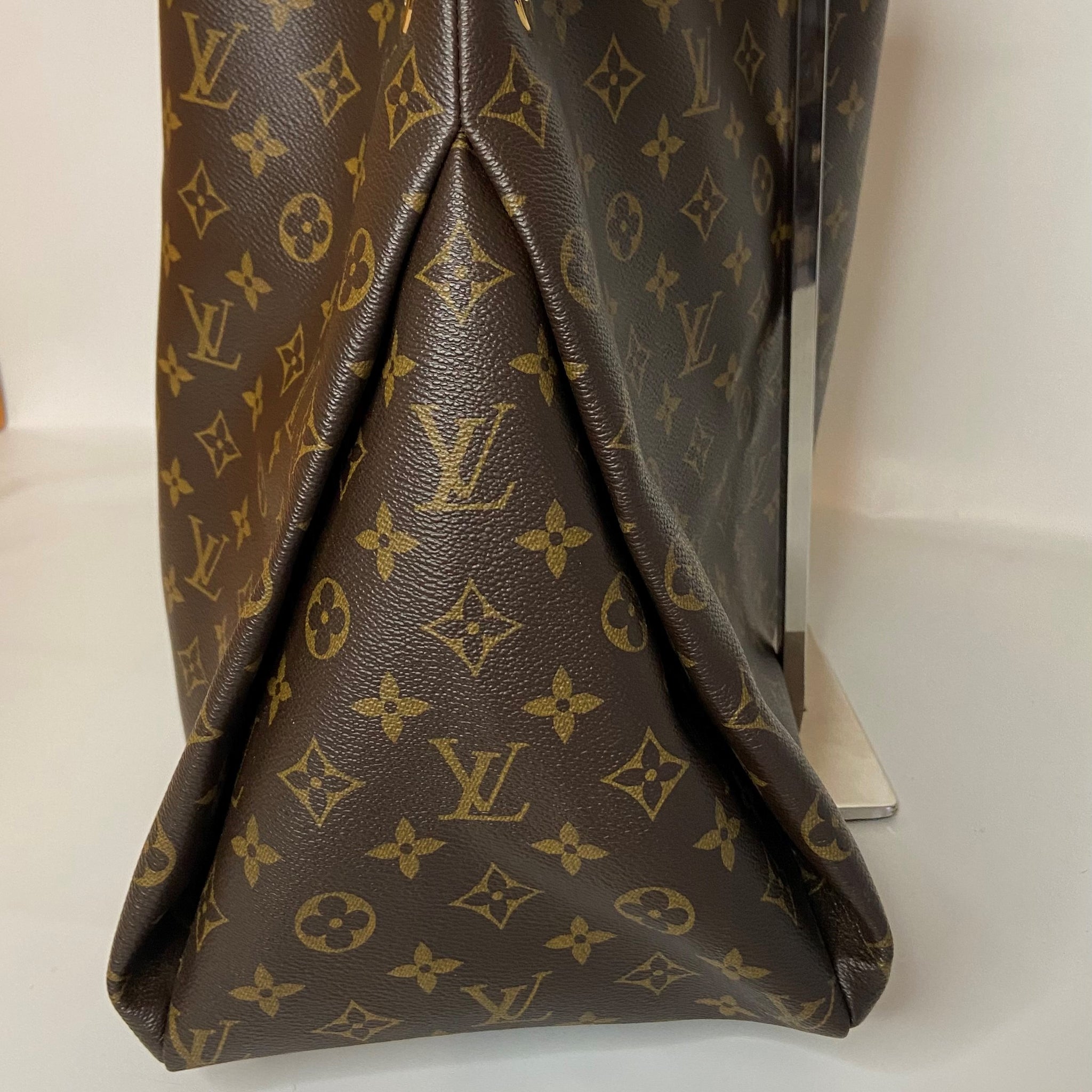 Louis Vuitton Leather Artsy Tote Bag